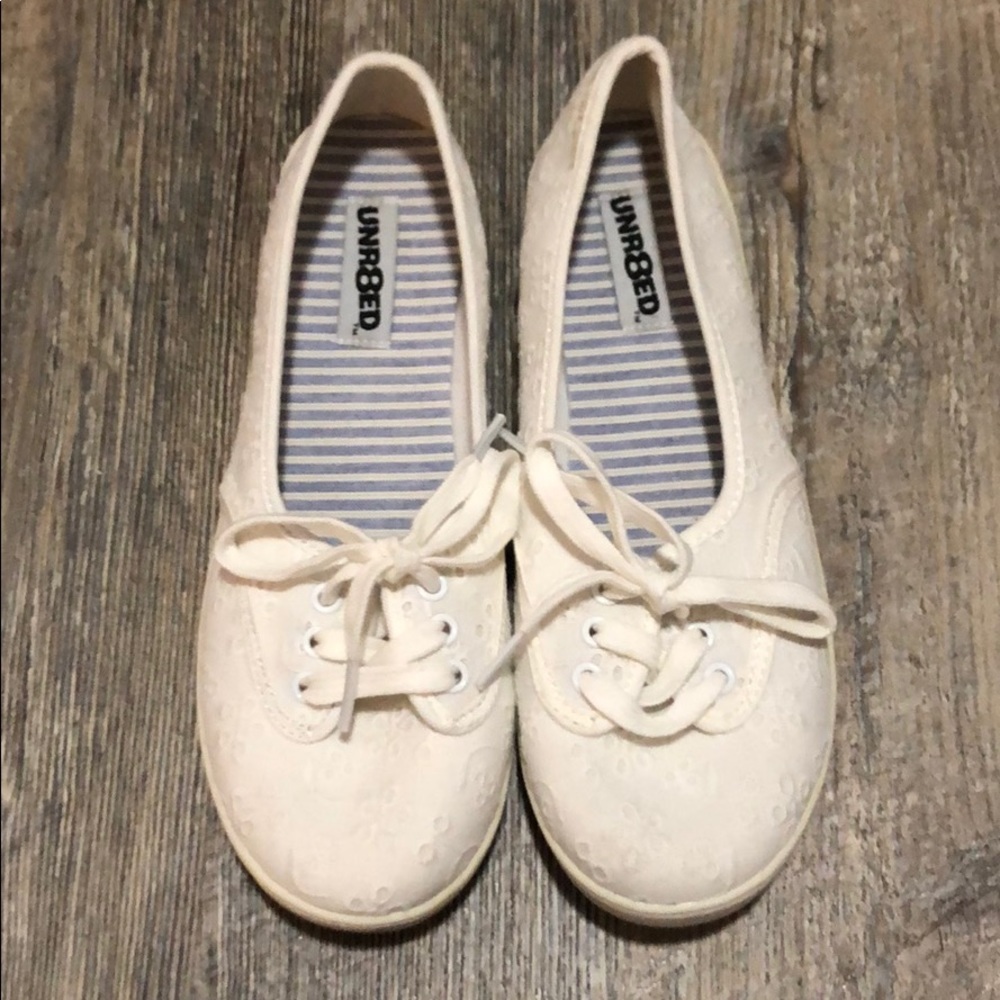 White casual sneaker